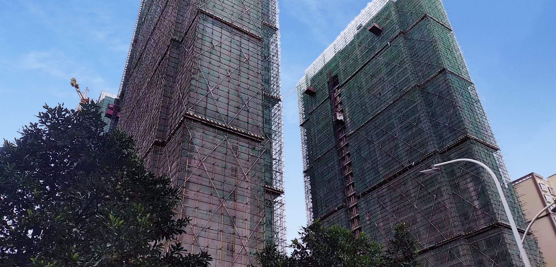 發(fā)霉舊外墻能用仿石漆翻新嗎？華喆給你答案！